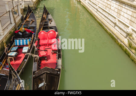 Cabine dans un canal vénitien, le vieux quartier de Venise sans touristes, Italie Banque D'Images