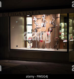 Bottega Vaneta shop éclairés la nuit à Venise, Italie. Banque D'Images