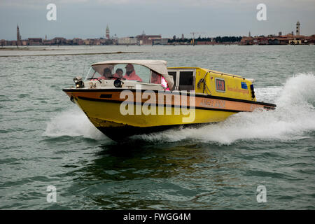 Ambulance de l'eau à la vitesse sur la lagune de Venise, Italie. Banque D'Images