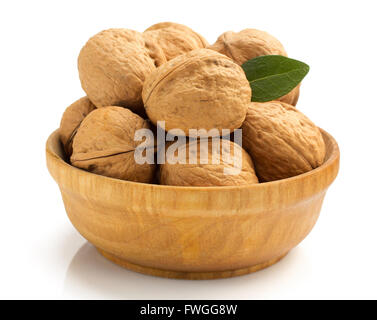 Les noix dans un bol isolé sur fond blanc Banque D'Images