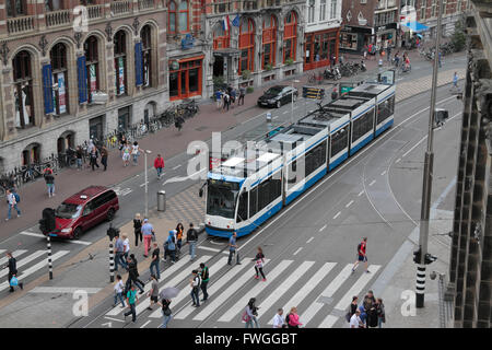 Scène de rue typique avec les piétons et le tramway à Amsterdam, Pays-Bas. Banque D'Images