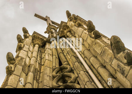 Low angle vue détails de style néo-gothique de la Basilique de San Juan au centre historique de Quito, Équateur Banque D'Images