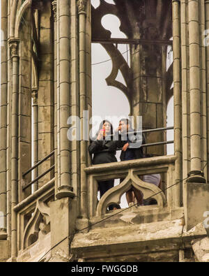 QUITO, EQUATEUR, octobre - 2015 - Low angle vue détaillée d'un couple au style néo-gothique de la Basilique de San Juan au centre historique de Q Banque D'Images