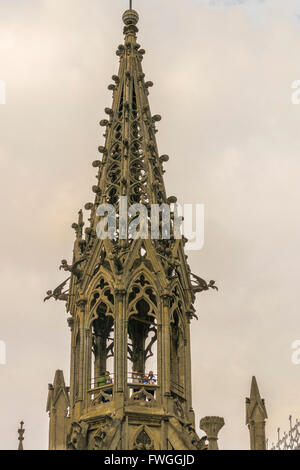 QUITO, EQUATEUR, octobre - 2015 - Low angle vue détails de style néo-gothique de la Basilique de San Juan au centre historique de Quito, Équateur Banque D'Images