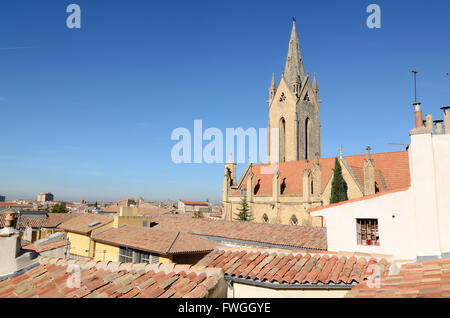 Voir et flèche de l'église gothique c 13e ou Eglise Saint-Jean-de-Malte et toits de Aix-en-Provence Provence France Banque D'Images