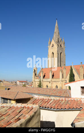 Voir et flèche de l'église gothique c 13e ou Eglise Saint-Jean-de-Malte et toits de Aix-en-Provence Provence France Banque D'Images