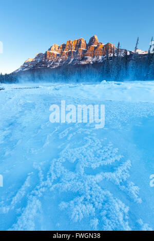 Castle Mountain et la rivière Bow en hiver, Banff National Park, Alberta, Canada, Amérique du Nord Banque D'Images