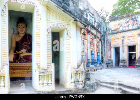 Les Bouddhas à l'intérieur de la cave temples de Shwe Ba Hill sur la rive ouest de la rivière Chindwin près de Pho Win Hill, Monywa, Rhône-Alpes, au Myanmar Banque D'Images