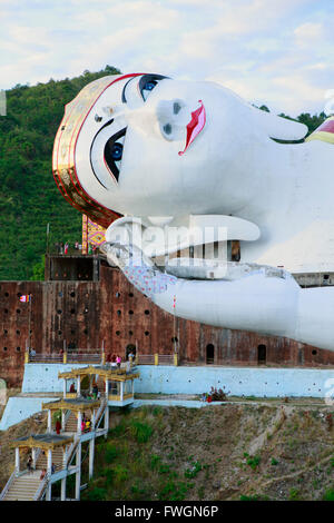 Le Win Sein Taw Ya bouddha, dit être le plus grand Bouddha couché libre dans le monde, 30km de Mawlamyine, Mon, Myanmar Banque D'Images