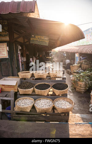 Marché de Kalaw au lever du soleil, l'État de Shan, Myanmar (Birmanie), l'Asie Banque D'Images