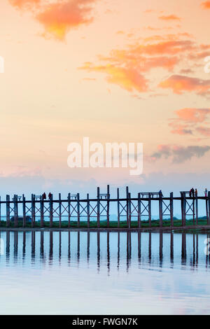 Pont en teck U Bein et le lac Taungthaman près de Amarapura, Mandalay, Myanmar (Birmanie), en Asie du sud-est Banque D'Images
