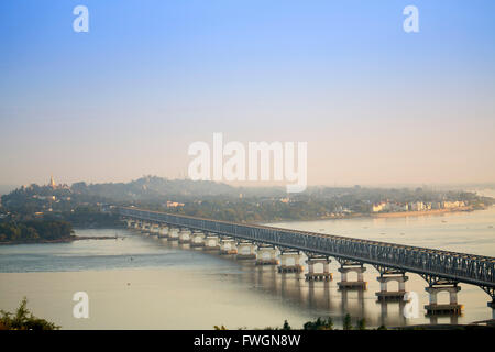 Vue sur la rivière Thanlwin (Salween) et Mawlamyine bridge et ville, Mawlamyine, Mon, le Myanmar (Birmanie), en Asie du sud-est Banque D'Images