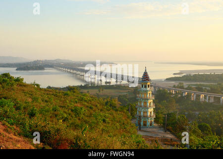 Vue sur la rivière Thanlwin (Salween) et Mawlamyine bridge et ville, Mawlamyine, Mon, le Myanmar (Birmanie), en Asie du sud-est Banque D'Images