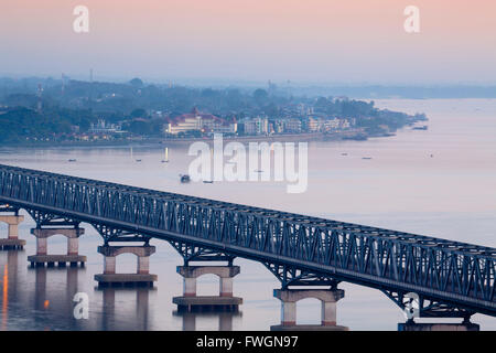 Vue sur la rivière Thanlwin (Salween) et Mawlamyine bridge et ville, Mawlamyine, Mon, le Myanmar (Birmanie), en Asie du sud-est Banque D'Images