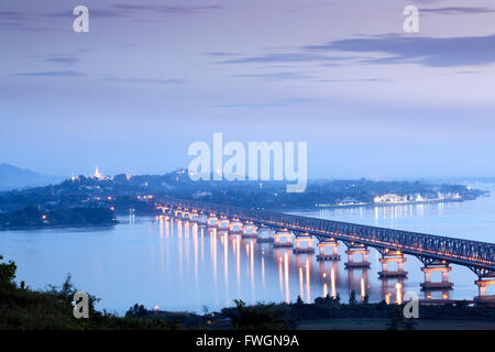 Vue sur la rivière Thanlwin (Salween) et Mawlamyine bridge et ville, Mawlamyine, Mon, le Myanmar (Birmanie), en Asie du sud-est Banque D'Images