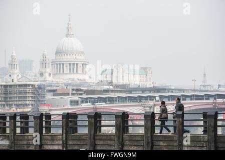 Couple sur un quai donnant sur la Cathédrale St Paul sur les rives de la Tamise, South Bank, Londres, Angleterre, Royaume-Uni Banque D'Images