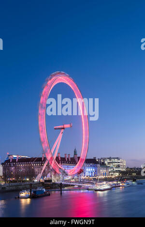 Le London Eye de nuit vu de Golden Jubilee Bridge, Londres, Angleterre, Royaume-Uni, Europe Banque D'Images