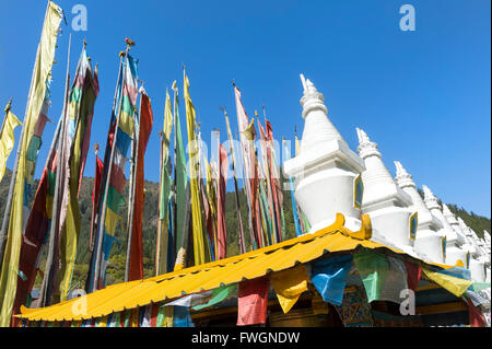 Stupas et les drapeaux de Shuzheng village tibétain, Jiuzhaigou National Park, l'UNESCO, dans la province du Sichuan, Chine, Asie Banque D'Images