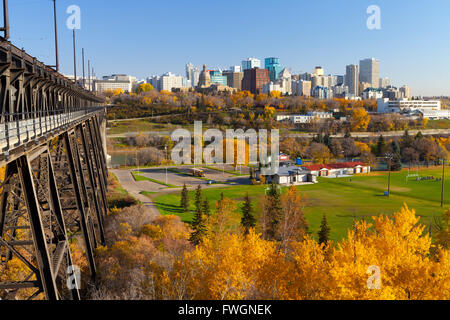 Voir la Ville d'Edmonton et le pont de haut niveau à l'automne, Edmonton, Alberta, Canada, Amérique du Nord Banque D'Images