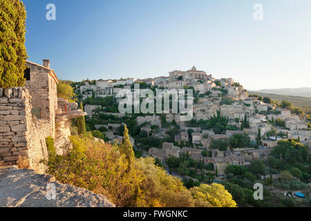 Village perché de Gordes avec château et l'église au lever du soleil, Provence, Provence-Alpes-Côte d'Azur, France, Europe Banque D'Images