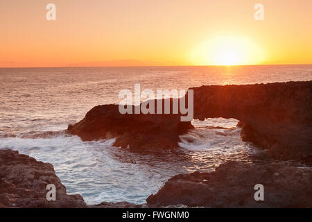 Arch Rock au lever du soleil, Charco Manso Bay, Punta Norte près de Echedo, réserve de biosphère de l'UNESCO, El Hierro, Îles Canaries, Espagne Banque D'Images