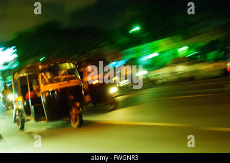 Excès de tuk-tuk de nuit, Mumbai (Bombay), en Inde, en Asie du Sud Banque D'Images