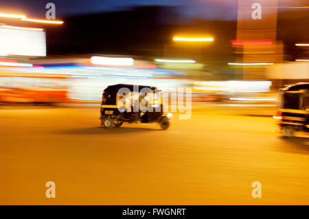 Excès de tuck-tuk de nuit, Mumbai (Bombay), en Inde, en Asie du Sud Banque D'Images