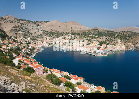 Vue sur le port de hillside, Gialos (10-12), Symi (SIMI), Rhodes, Dodécanèse, sud de la mer Egée, Grèce, Europe Banque D'Images