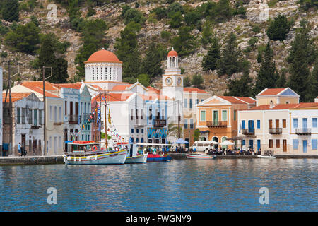 Maisons au bord de l'eau et de l'église, Kastellorizo, Megisti, Kastelorizo (MEIS), Rhodes, Dodécanèse, sud de la mer Egée, Grèce Banque D'Images