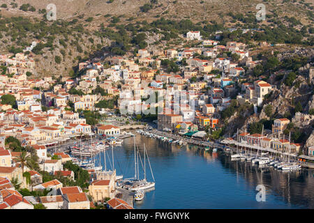 Vue sur le port pittoresque, Gialos (10-12), Symi (SIMI), Rhodes, Dodécanèse, sud de la mer Egée, Grèce, Europe Banque D'Images