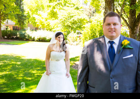 Ce couple a choisi de se voir avant leur cérémonie de mariage, ce type de moment est généralement appelé un premier regard. Banque D'Images