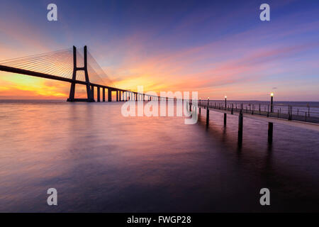 Les couleurs de l'aube sur le pont Vasco de Gama qui enjambe le Tage, Lisbonne, Portugal, Europe Banque D'Images