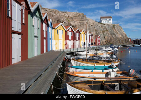 Falu traditionnelles maisons de pêcheurs rouge dans le port, Smogen, Bohuslan, côte sud-ouest de la Suède, Suède, Scandinavie, Europe Banque D'Images