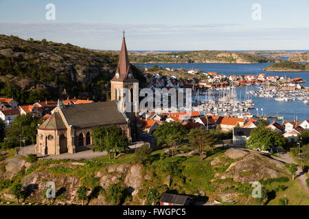 Vue sur le port et la ville avec Vetteberget cliff in Kitchen, Bohuslan, côte sud-ouest de la Suède, Suède, Scandinavie, Europe Banque D'Images