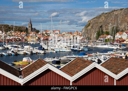 Vue sur port et Vetteberget cliff in Kitchen, Bohuslan, côte sud-ouest de la Suède, Suède, Scandinavie, Europe Banque D'Images