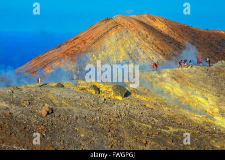 Les gens qui marchent à travers les fumerolles sur Gran volcan cratère, île de Vulcano, Îles Éoliennes, l'UNESCO, au nord de la Sicile, Italie Banque D'Images