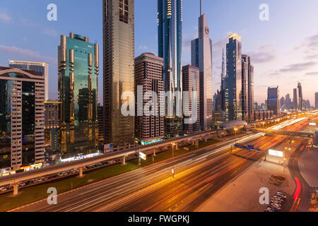 Sheikh Zayed Road, le trafic et les nouveaux immeubles de grande hauteur le long de la route principale de Dubaï, Dubaï, Émirats arabes unis, Moyen Orient Banque D'Images