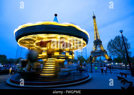 Carousel ci-dessous de la Tour Eiffel, au crépuscule, Paris, France, Europe Banque D'Images