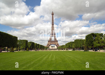 Parc du Champ de Mars, Tour Eiffel, Paris, France, Europe Banque D'Images