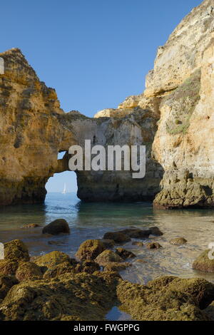 Falaises de grès altérés et piles de mer à Ponta da Piedade, Lagos, Algarve, Portugal Banque D'Images