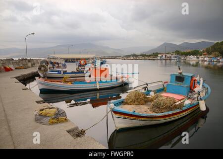 Les bateaux de pêche amarrés au port du village Apothika, avec des nuages sur les montagnes en arrière-plan, Lesbos (Mytilène), îles Grecques Banque D'Images