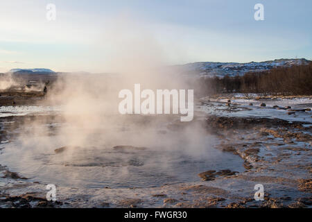 L'augmentation de vapeur Strokkur geysir, cercle d'or, de l'Islande en hiver Banque D'Images