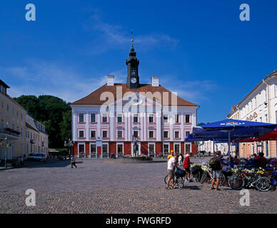 Hôtel de ville et ses cafés à la place de l'hôtel de ville, Tartu, Estonie, Europe Banque D'Images