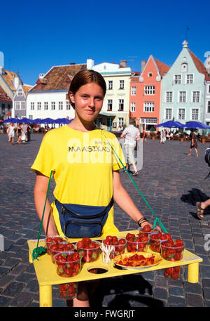 Vente de fraises à la place de l'hôtel de ville Raekoja Plats, Tallinn, Estonie, Europe Banque D'Images