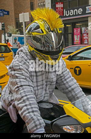 Un casque de moto avec un hairdoo Mohawk faux. Sur la East 34th Street à Manhattan, New York City. Banque D'Images