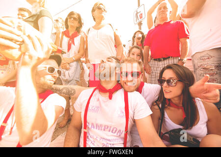 Espagne Navarra Pamplona 10 juillet 2015 fiesta Firmino S un groupe de garçons d'alcool pendant l'Encierro sur la place principale de Pampelune Banque D'Images