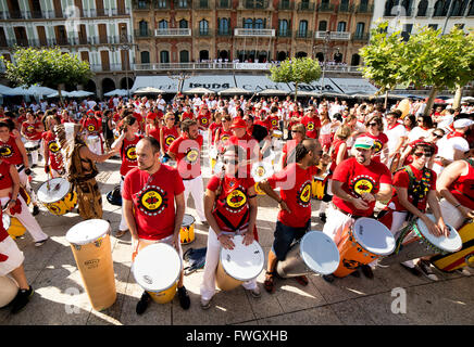 Espagne Navarra Pamplona 10 juillet 2015 S Firmino band à jouer de la batterie à l'avant du célèbre café IRUNA fréquenté par Hemingway Spani Banque D'Images