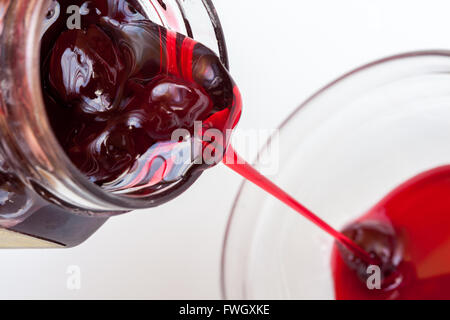 Dans un pot de confiture de cerises Banque D'Images