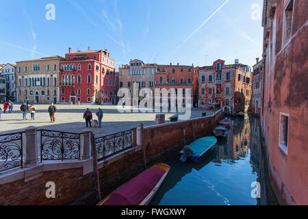 Petit canal avec gondoles à 'Campo Sant'Angelo', Venise, Vénétie, Italie. Banque D'Images