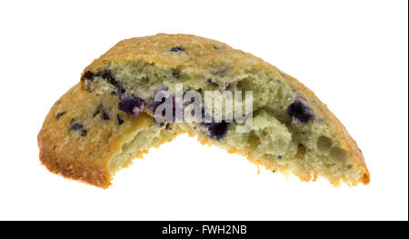 Vue latérale d'un muffin aux bleuets fraîchement sorti du haut qui a été cassé en deux isolé sur un fond blanc. Banque D'Images